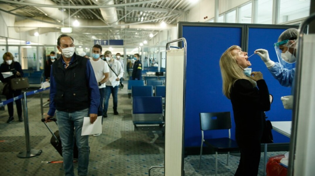 Ουρά από ταξιδιώτες που περιμένουν να υποβληθούν σε τεστ κορωνοϊού
