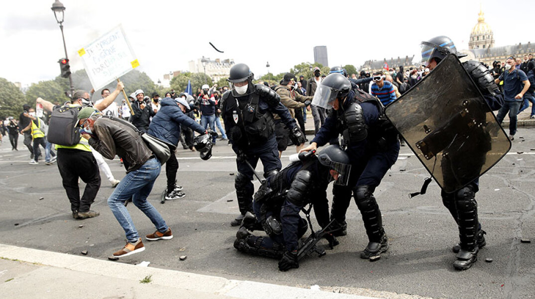Επεισόδια στη Γαλλία: Ξύλο μεταξύ διαδηλωτών και αστυνομικών - Πεδίο μάχης το Παρίσι