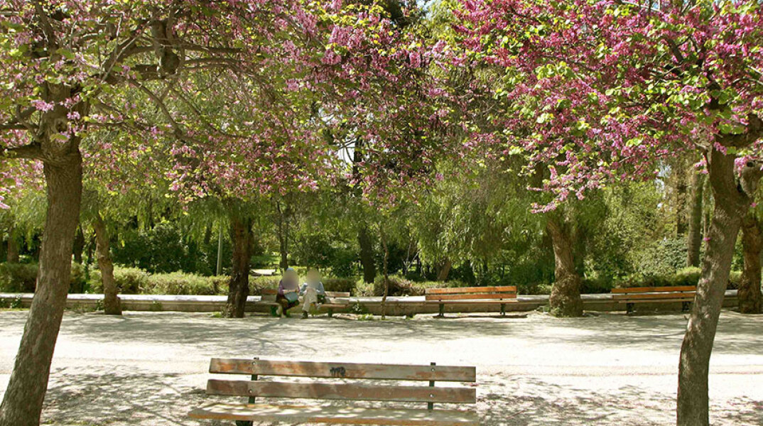 Άνδρες που συζητούσαν σε παγκάκι καταγγέλλουν ότι δέχθηκαν ομοφοβική επίθεση 