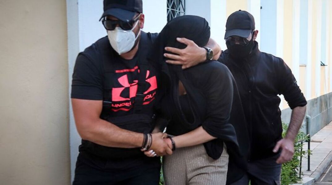 Η 35χρονη κατηγορούμενη για την επίθεση με το βιτριόλι στην Καλλιθέα