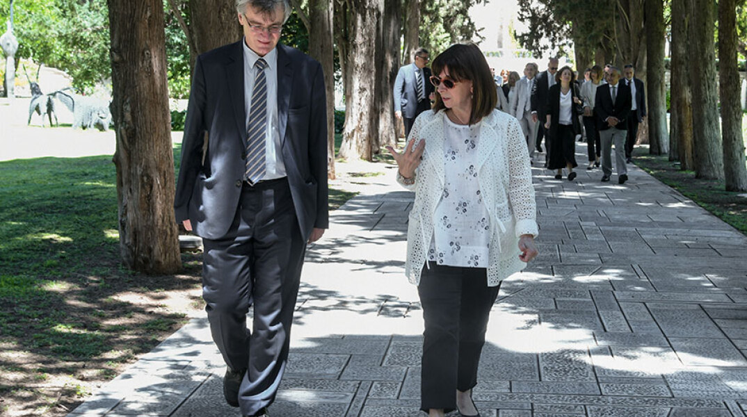 Συνάντηση Αικατερίνης Σακελλαροπούλου με Σωτήρη Τσιόδρα στον κήπο του Προεδρικού Μεγάρου