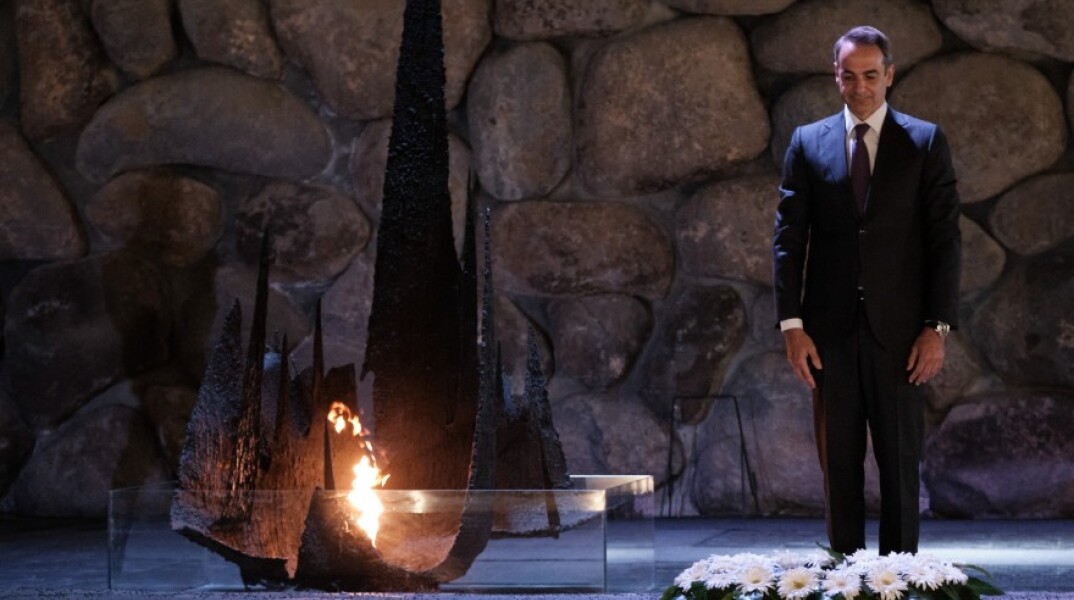 Ο Κυριάκος Μητσοτάκης στο Μνημείο του Ολοκαυτώματος
