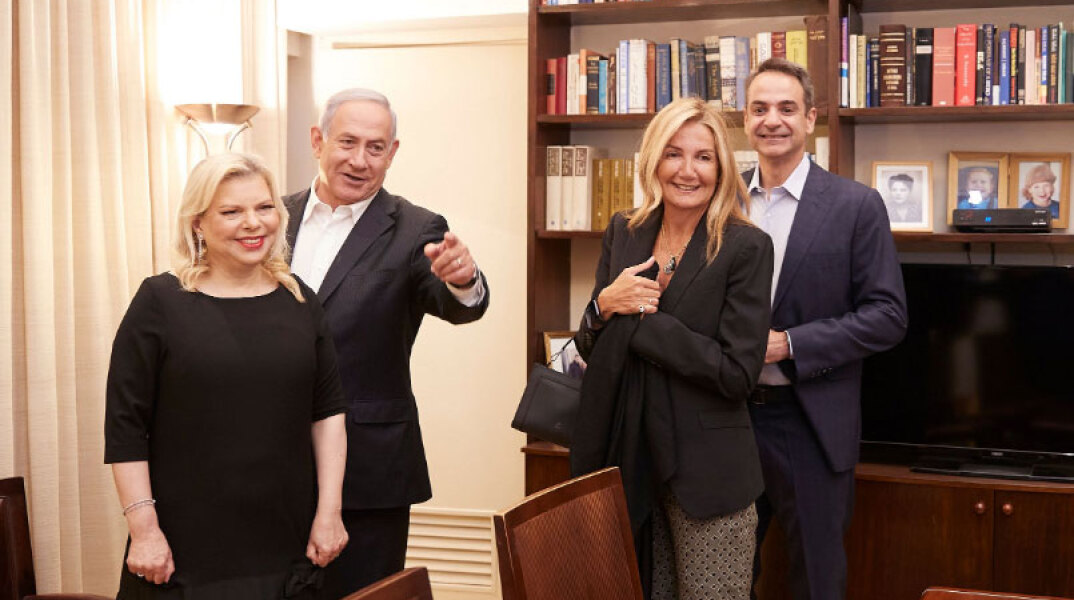 Ο πρωθυπουργός του Ισραήλ, Μπεντζαμίν Νετανιάχου, με τη σύζυγό του Σάρα και ο πρωθυπουργός Κυριάκος Μητσοτάκης με τη σύζυγό του , Μαρέβα Γκραμπόφκσι-Μητσοτάκη