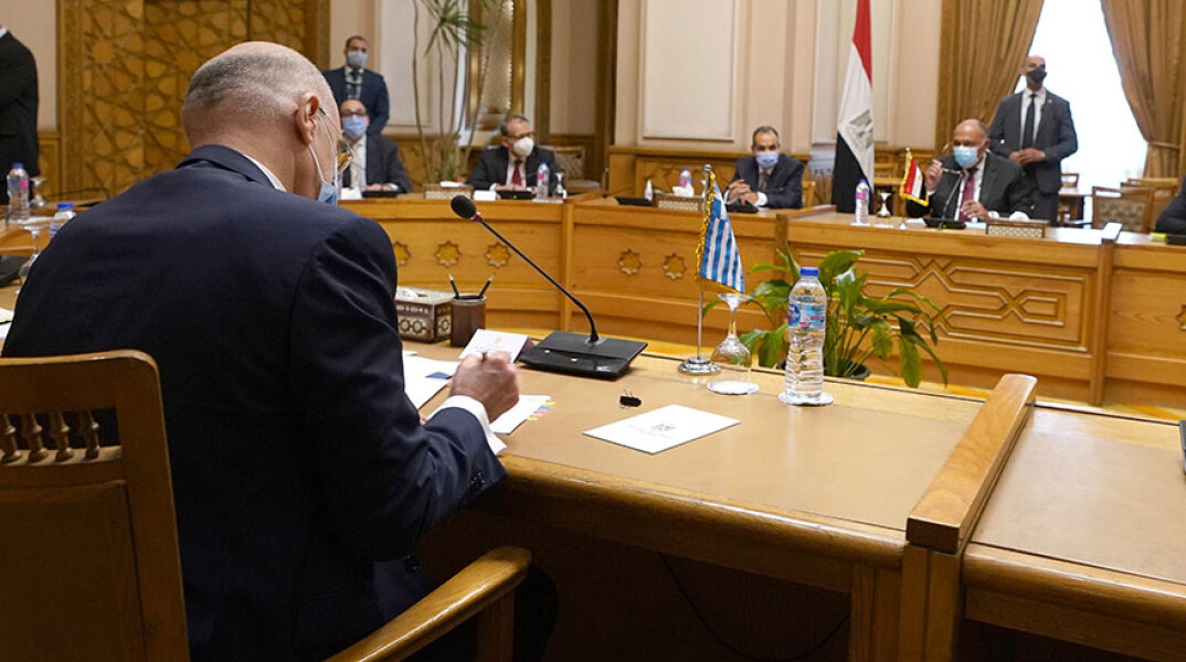 Στην Αίγυπτο ο Νίκος Δένδιας για διαπραγματεύσεις σχετικά με την ΑΟΖ