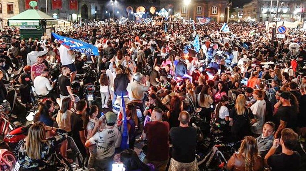 Οπαδοί της Νάπολι βρέθηκαν στους δρόμους να πανηγυρίσουν