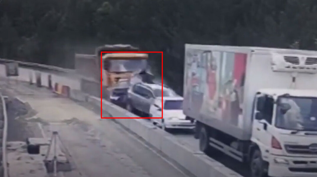 Φορτηγό «καρφώνεται» πάνω σε προπορευόμενα αυτοκίνητα στη Ρωσία - Δύο νεκροί
