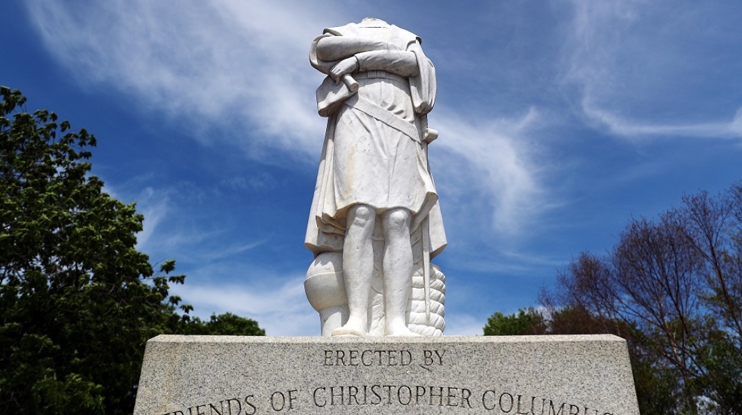 Αποκεφαλισμένο άγαλμα του Χριστόφορου Κολόμβου στη Βοστώνη των ΗΠΑ