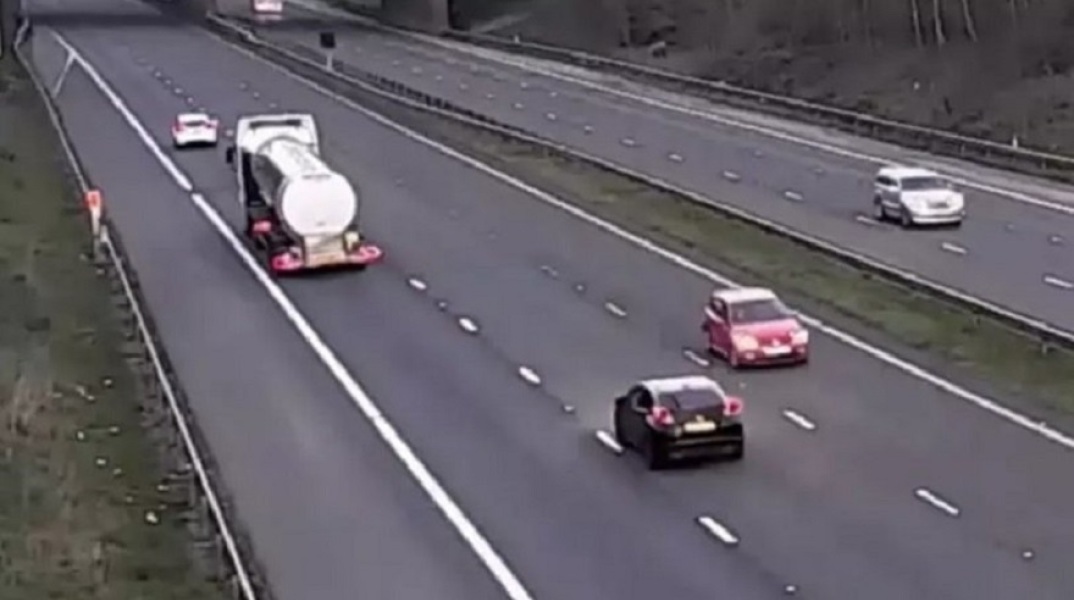 Αυτοκίνητο ανάποδα σε αυτοκινητόδρομο