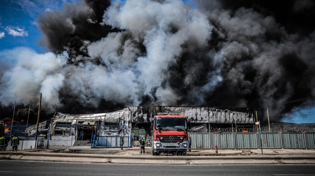 Φωτιά σε αποθήκη εργοστασίου στον Ασπρόπυργο