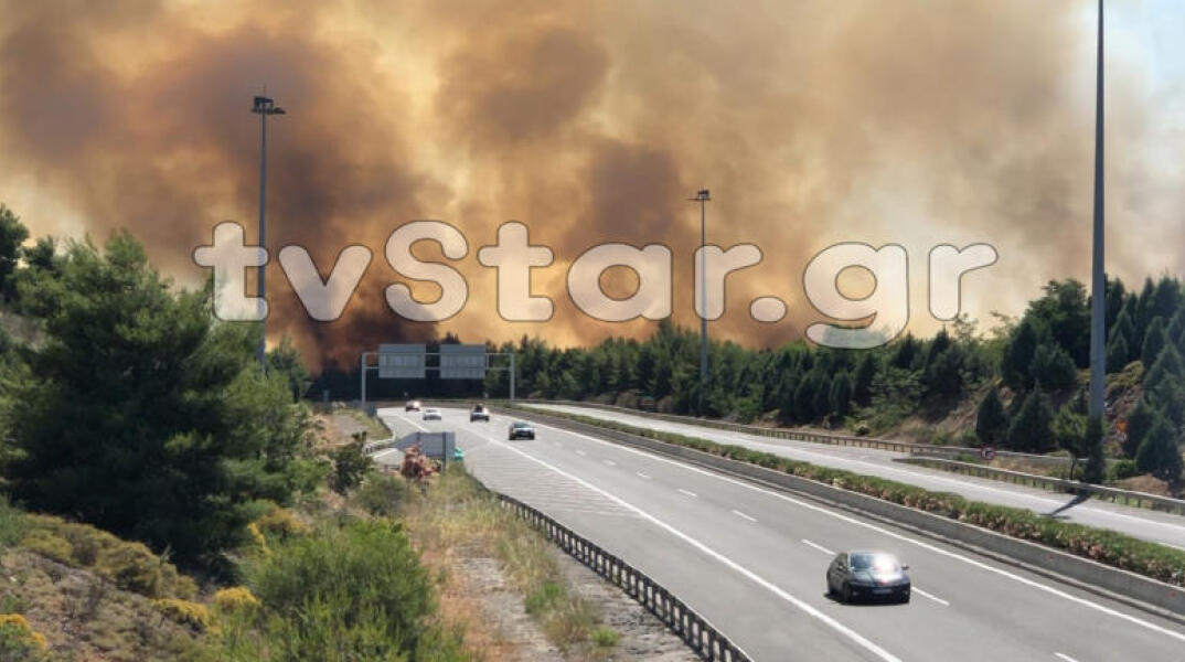 Φωτιά δίπλα στην Εθνική Οδό Αθηνών - Λαμίας στο ύψος του Μαρτίνου  