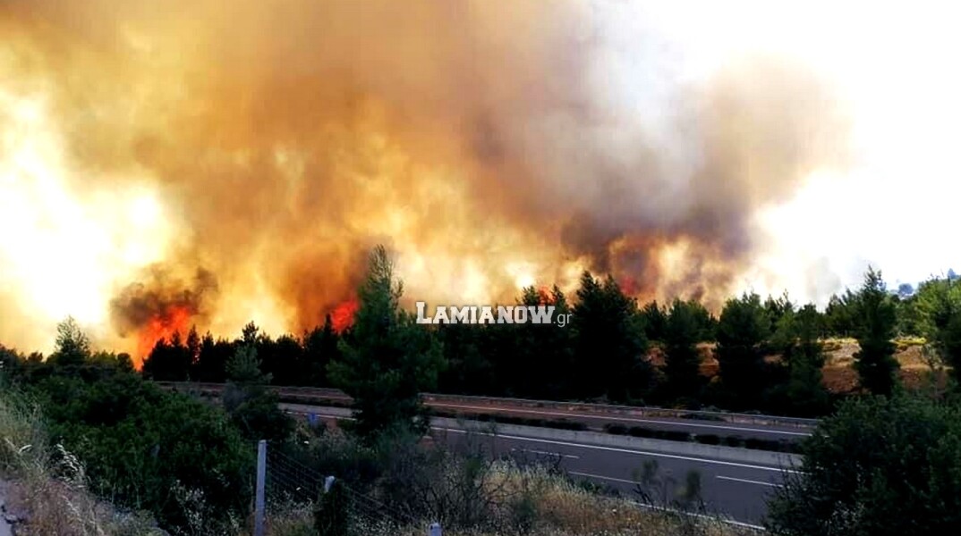 Φωτιά δίπλα στην Εθνική Οδό Αθηνών - Λαμίας στο ύψος του Μαρτίνου  