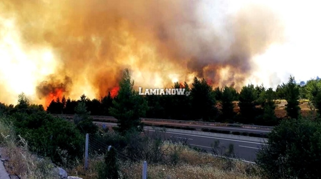 Φωτιά δίπλα στην Εθνική Οδό Αθηνών - Λαμίας στο ύψος του Μαρτίνου © lamianow.gr 
