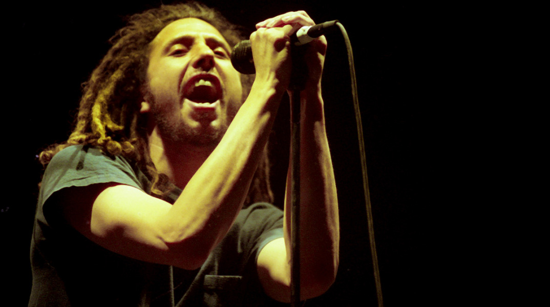 Στιγμιότυπο από συναυλία τη συναυλία των Rage Against The Machine στην Αθήνα το 2000