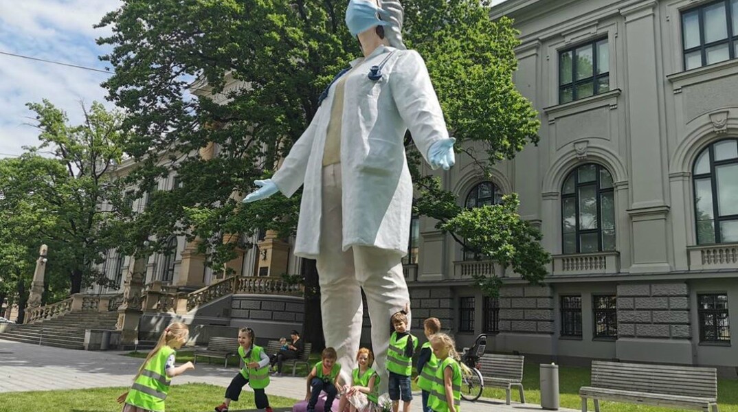 Άγαλμα στη Λετονία προς τιμήν των γιατρών και των νοσηλευτών 