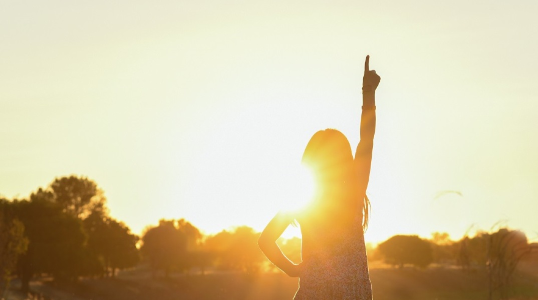 Ο Ήλιος λάμπει - Μία κοπέλα δείχνει με το δάχτυλο τον ουρανό
