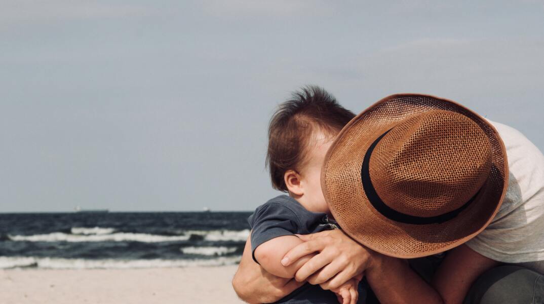 Πατέρας που κρατά το μωρό του 