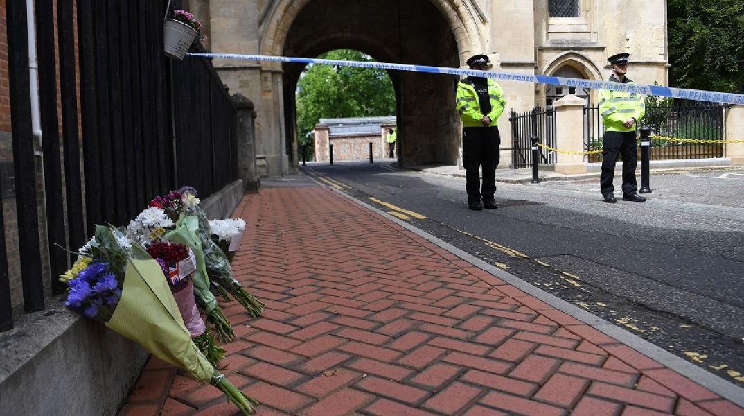 Λουλούδια για τα θύματα της επίθεσης με  μαχαίρι στο Ρέντινγκ