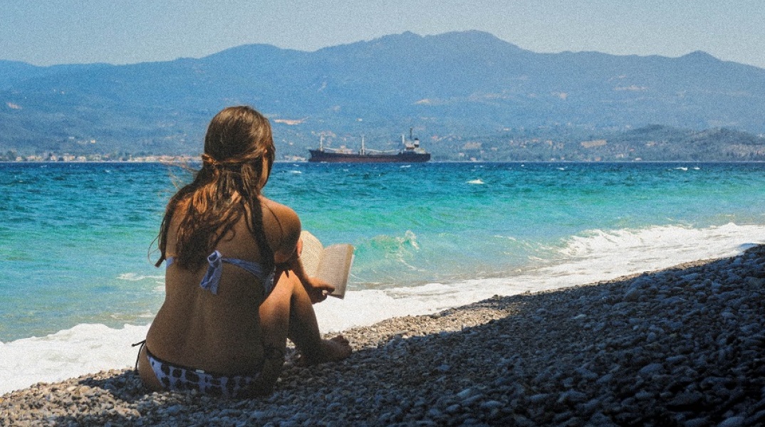 Κοπέλα διαβάζει βιβλίο μπροστά στη θάλασσα