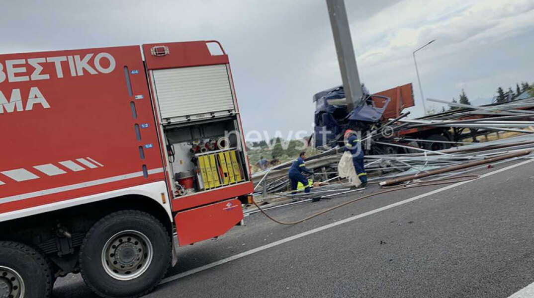 Σοβαρό τροχαίο στο Σχηματάρι με δύο φορτηγά κι ένα αυτοκίνητο 