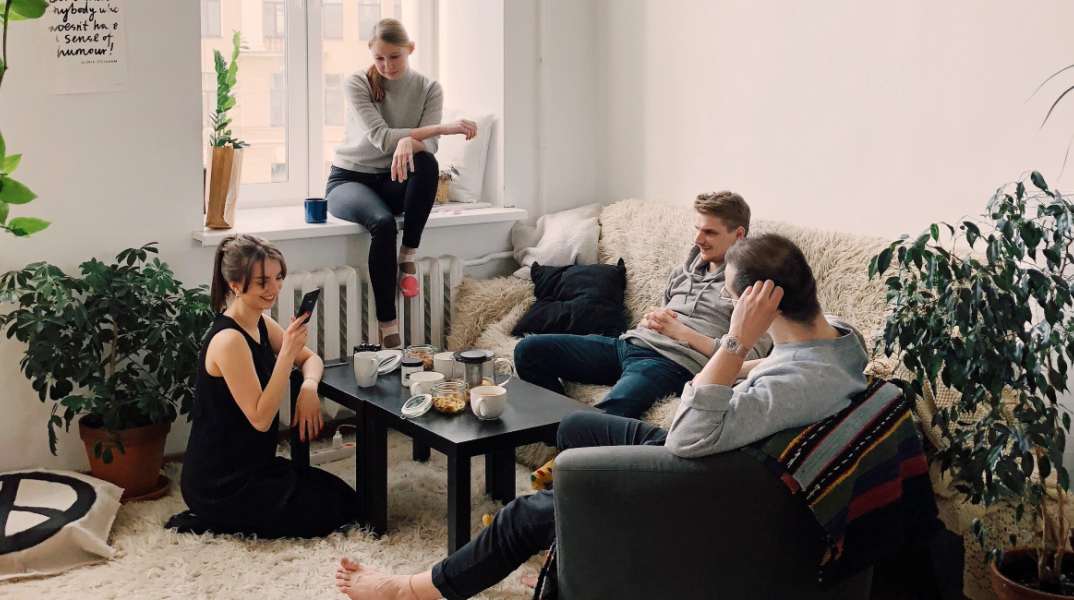 Φίλοι στο σπίτι με ασφάλεια