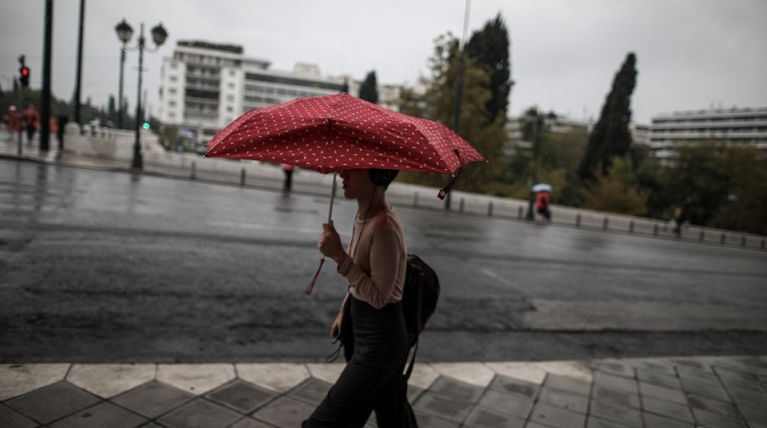 Βροχή στο κέντρο της Αθήνας