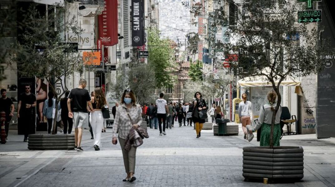 Άνθρωποι με μάσκες στην Ερμού