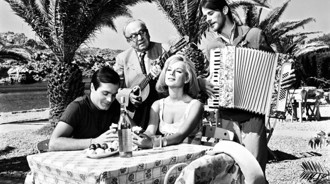 Σκηνή από την ταινία «Το Δόλωμα», όπου ο Κώστας Φυσσούν έπαιζε ακορντέον  