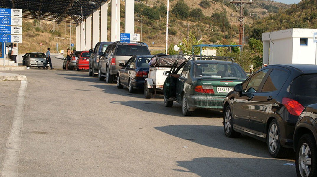 Ουρές στα τελωνεία μετά το άνοιγμα των συνόρων λόγω ελέγχων για κορωνοϊό