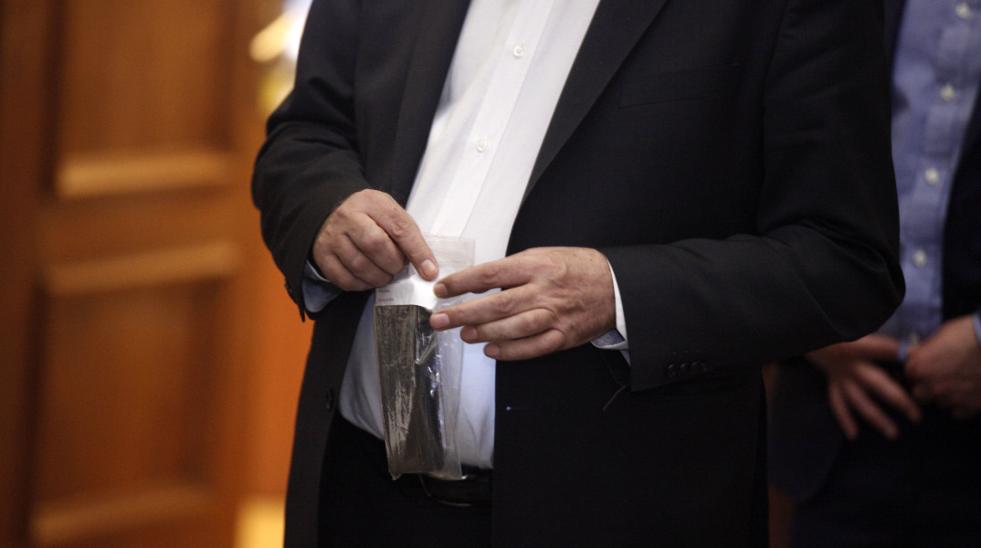 Βουλή-Παράδοση κινητών τηλεφώνων πριν το υπουργικό συμβούλιο