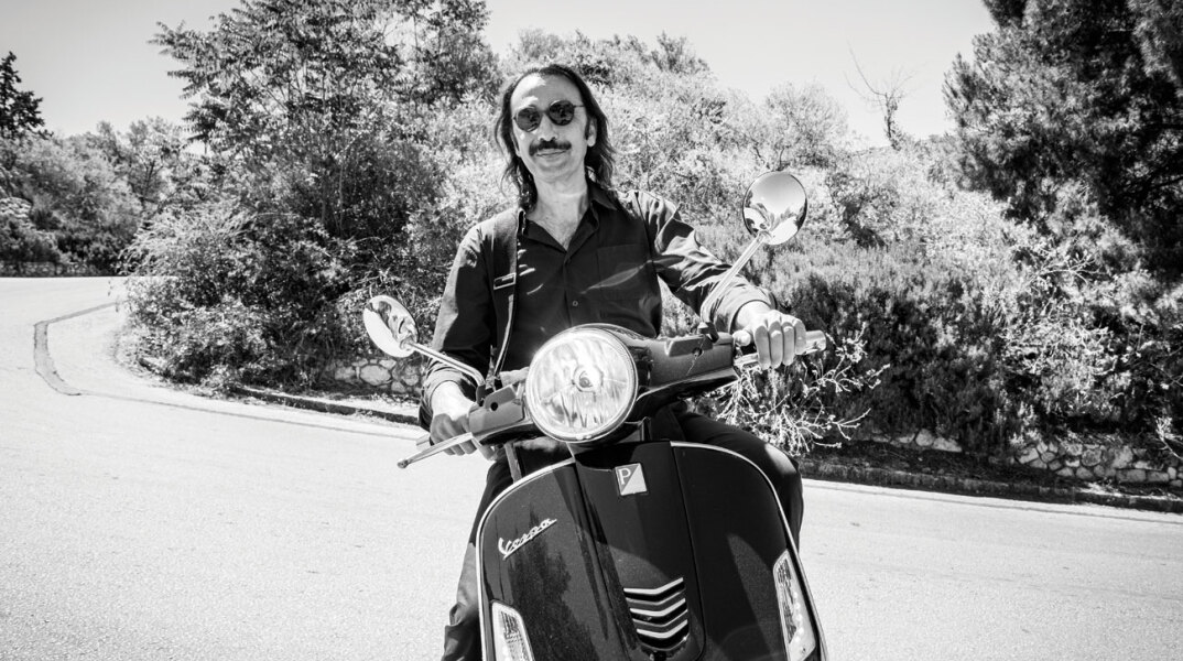 Ο ηθοποιός Ρένος Χαραλαμπίδης στη βέσπα του