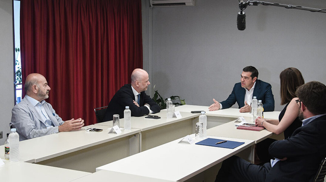 O Αλέξης Τσίπρας κατά τη συνάντηση του με το προεδρείο του Συνδέσμου Ελληνικών Τουριστικών Επιχειρήσεων