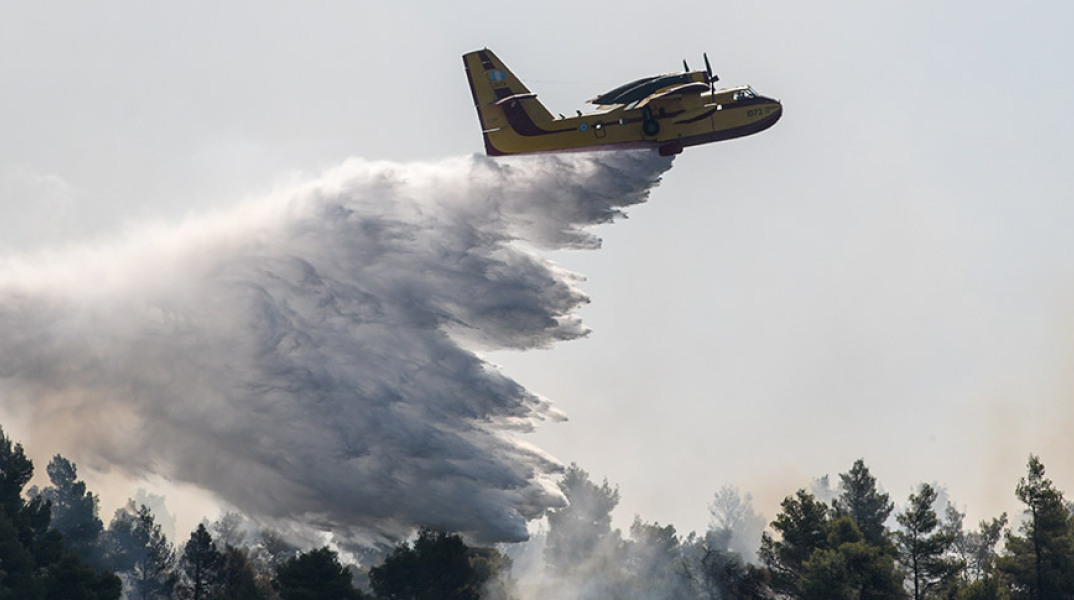 Φωτιά - Πυροσβεστικό αεροσκάφος - Επιχείρηση για την κατάσβεση πυρκαγιάς