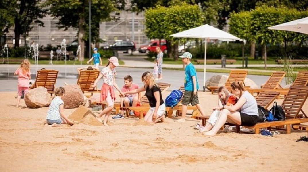 Κεντρική πλατεία στο Βίλνιους έγινε παραλία
