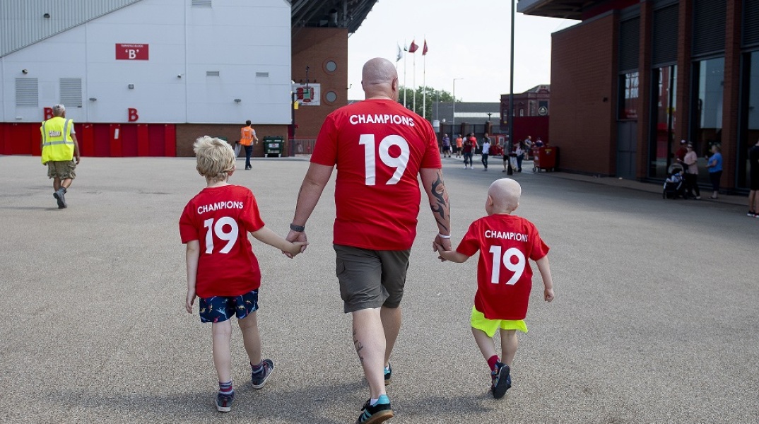 Οπαδοί της Λίβερπουλ πανηγυρίζουν το πρωτάθλημα στην Πρέμιερ Λιγκ