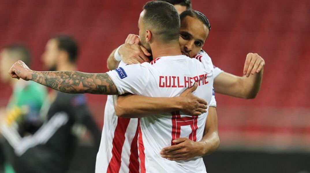 Γκιγιέρμε και Ελ Αραμπί αγκαλιασμένοι