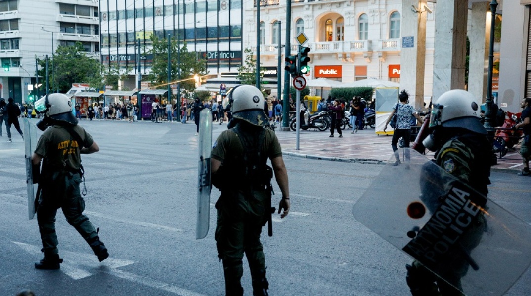 ΕΝΤΑΣΗ ΣΤΗΝ ΠΛΑΤΕΙΑ ΣΥΝΤΑΓΜΑΤΟΣ ΚΑΤΑ ΤΗΝ ΔΙΑΡΚΕΙΑ ΔΙΑΜΑΡΤΥΡΙΑΣ ΓΙΑ ΤΟΝ ΤΖΟΝ ΦΛΟΥΝΤ