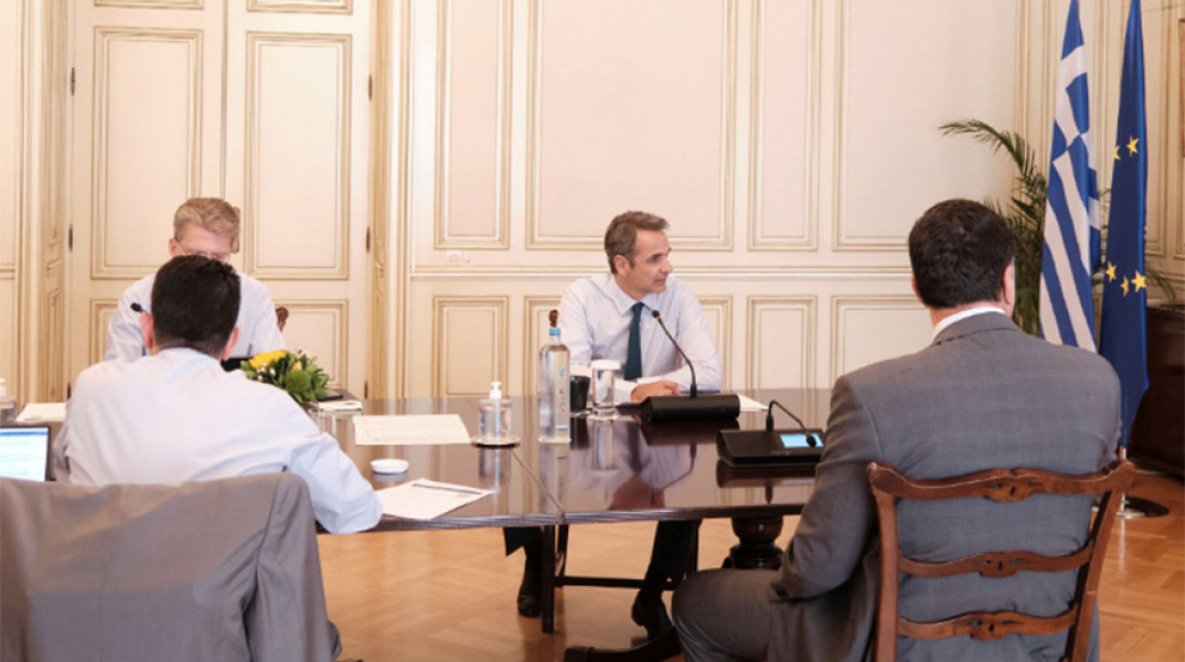 Σύσκεψη υπό τον Μητσοτάκη για το άνοιγμα στον τουρισμό