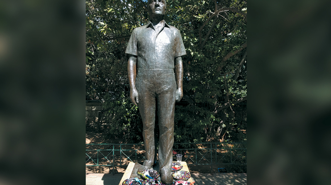 Ανδριάντας Οδυσσέα Ελύτη στην πλατεία Δεξαμενής στο Κολωνάκι (ορείχαλκος, καλλιτέχνης Γιάννης Παππάς)