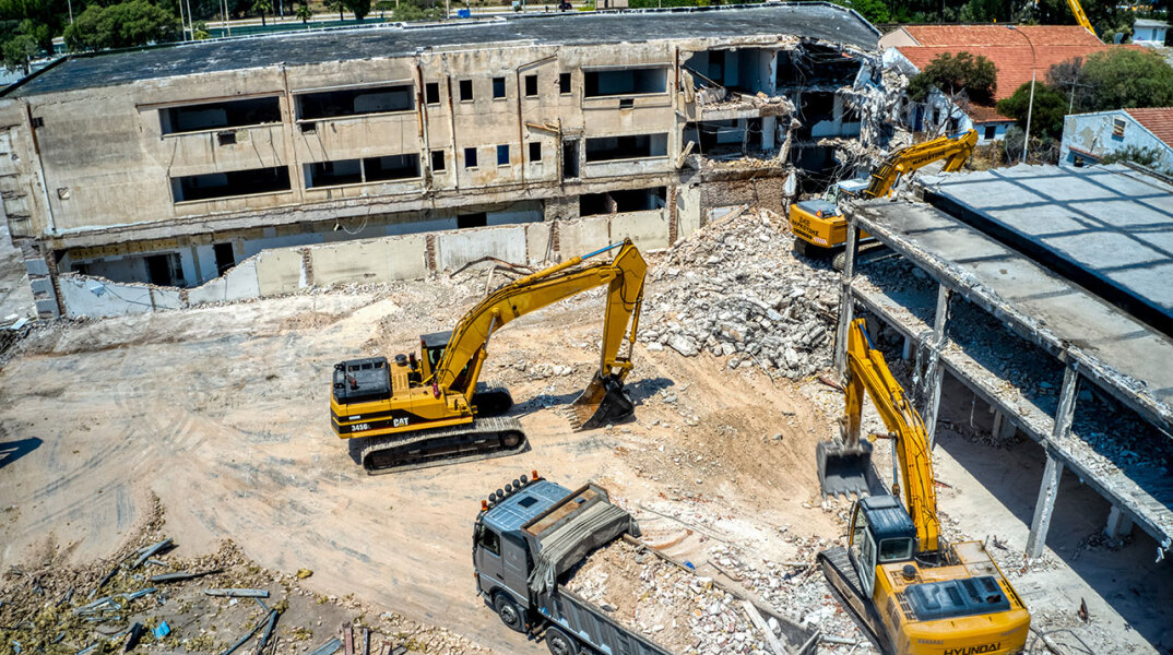 Μπουλντόζες στο Ελληνικό ξεκίνησαν να κατεδαφίζουν κτίρια