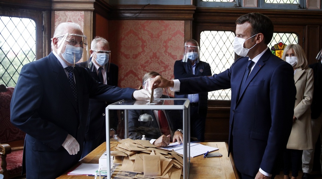 O πρόεδρος της Γαλλίας Εμμανουέλ Μακρόν ψηφίζει στις δημοτικές εκλογές 