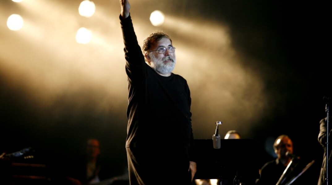 Ο Θάνος Μικρούτσικος