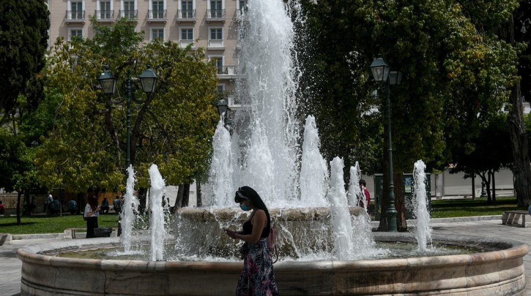 Το συντριβάνι στην πλατεία Συντάγματος