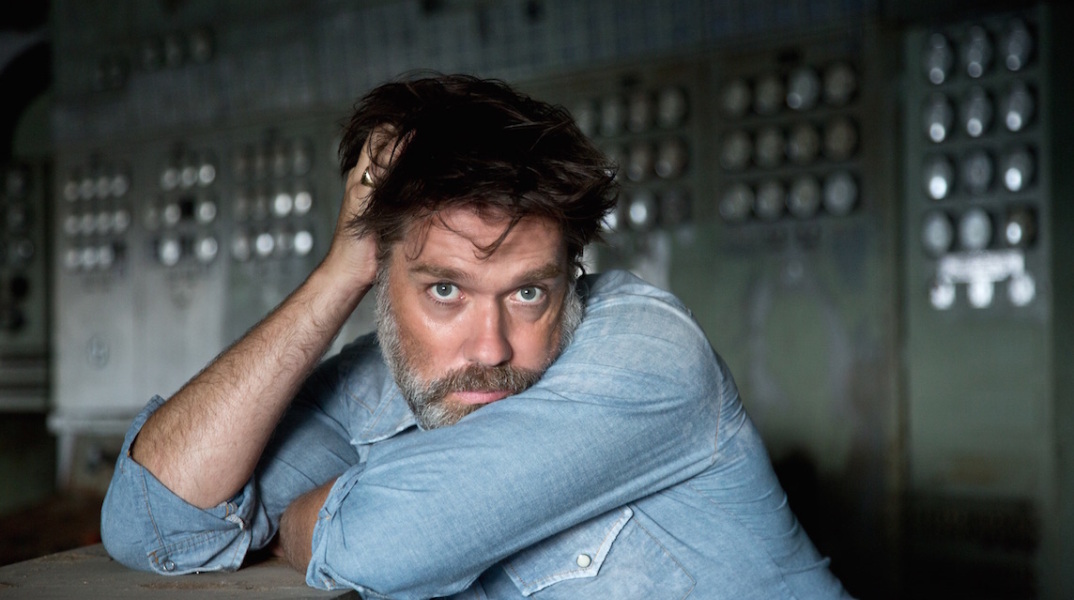 Συνέντευξη με τον Ρούφους Γουέινραϊτ με αφορμή την κυκλοφορία του νέου του δίσκου Unfollow the Rules.