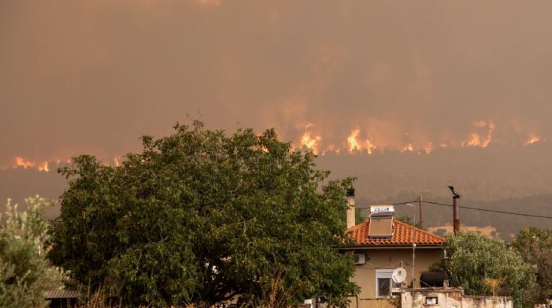 Yπό έλεγχο φαίνεται πως είναι η φωτιά στην Κάρυστο 