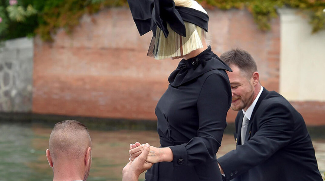 Στα 44 της έγινε γιαγιά η Sia, η εκκεντρική τραγουδίστρια από την Αυστραλία