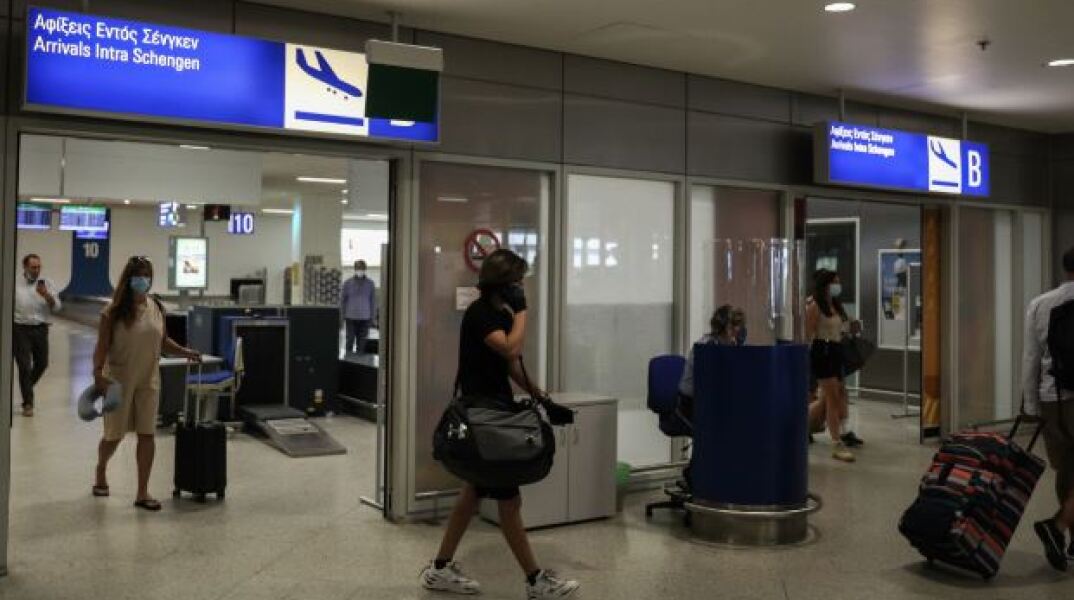 Ταξιδιώτες στο αεροδρόμιο Ελευθέριος Βενιζέλος
