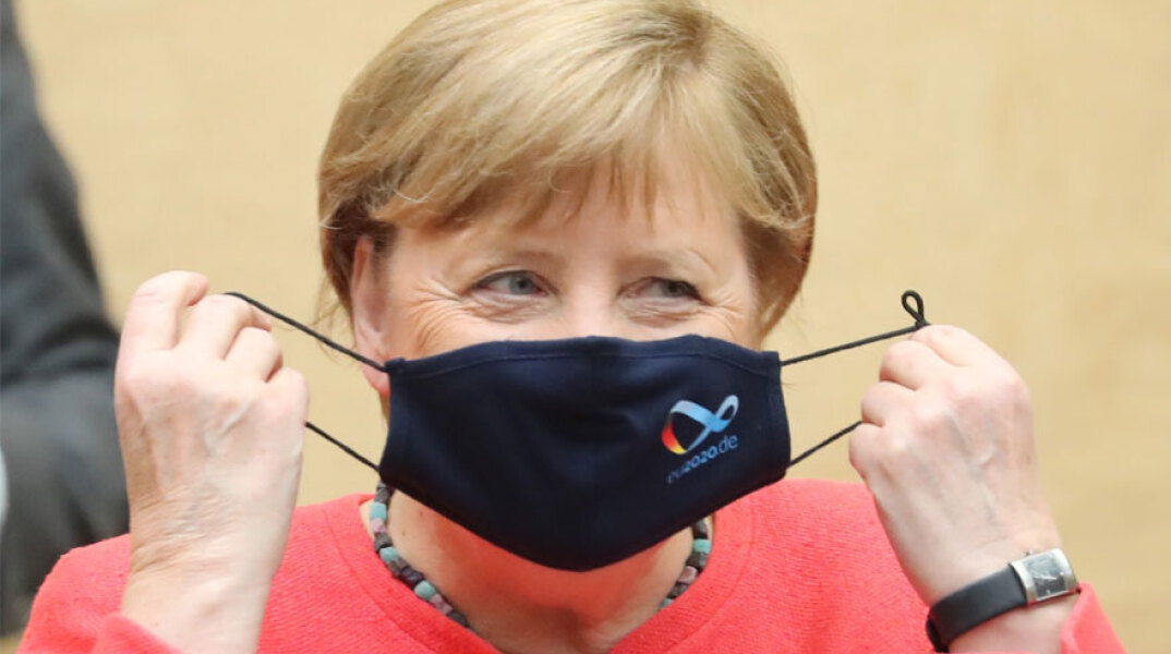 Η Άνγκελα Μέρκελ με μάσκα για τον κορωνοϊό σε δημόσιο χώρο για πρώτη φορά από την έναρξη της επιδημίας Covid-19 στη Γερμανία