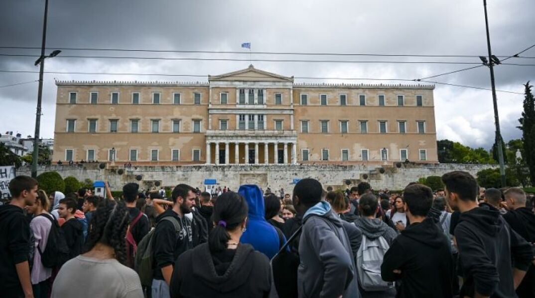 Διαδήλωση έξω από τη Βουλή