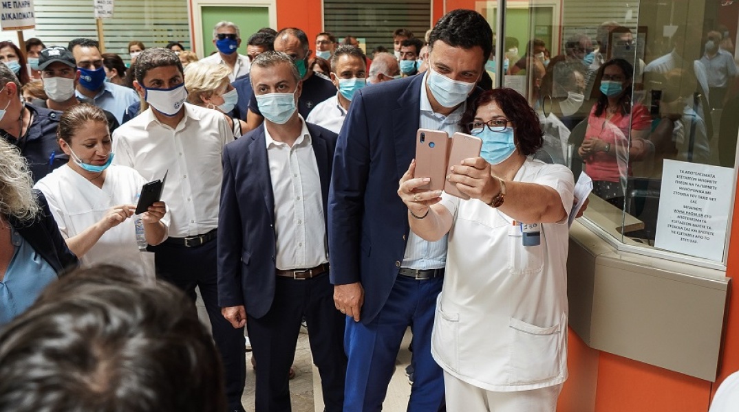 Σέλφι του Βασίλη Κικίλια σε νοσοκοείο στο Ηράκλειο