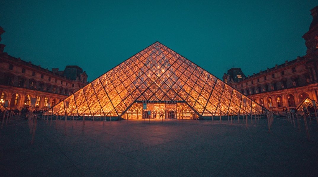 Το μουσείο του Λούβρου στο Παρίσι